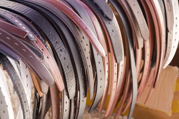 Cinturones de cuero en varios colores — Foto de Stock