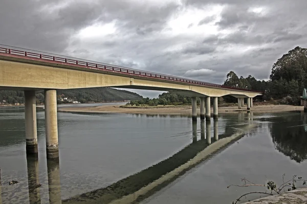 Detalles del puente sobre el río —  Fotos de Stock
