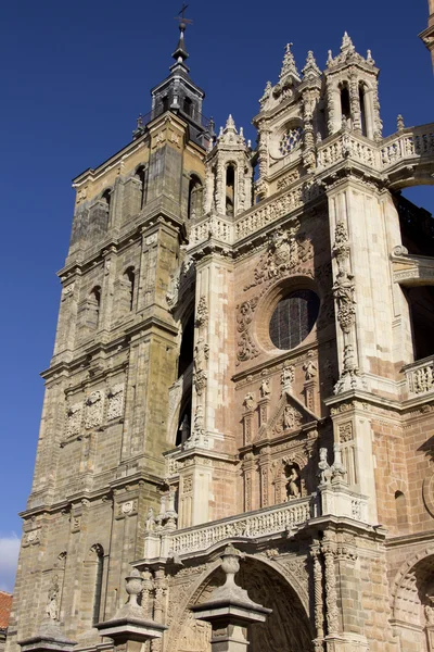 在阿斯托加，西班牙著名的天主教大教堂的详细信息 — 图库照片