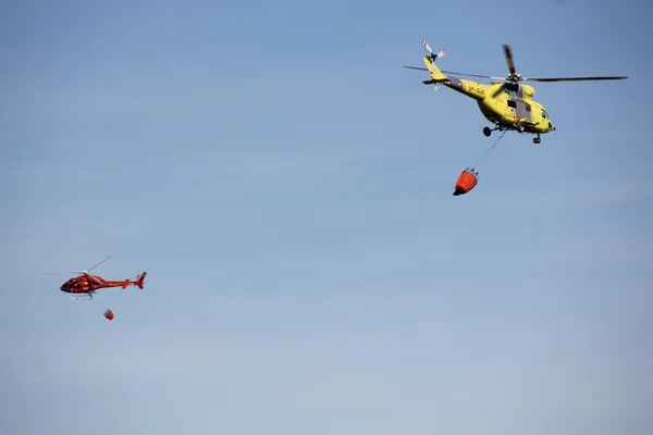 Yangın söndürme helikopterleri yangın dağ — Stok fotoğraf