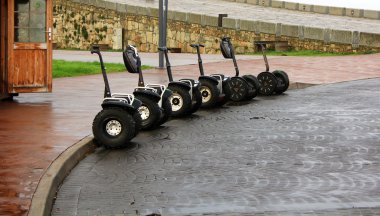 çeşitli araçlar segway park etmiş.