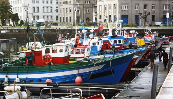 Rybářské čluny kotvící v přístavu — Stock fotografie