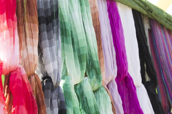 Kleurrijke zijden sjaals — Stockfoto