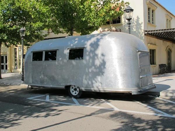 Caravana velha cinza metálica típica, 1950 — Fotografia de Stock