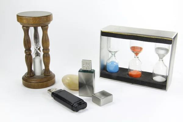 Hourglass and USB flash drives — Stock Photo, Image
