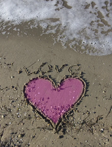 Liefde en hart in het strand zand — Stockfoto