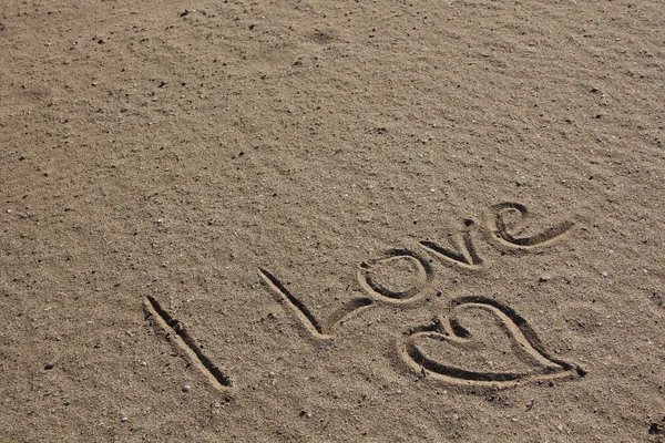 Amore e cuore nella sabbia della spiaggia — Foto Stock