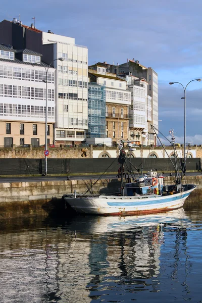 Fiskebåtar förtöjda i hamnen — Stockfoto