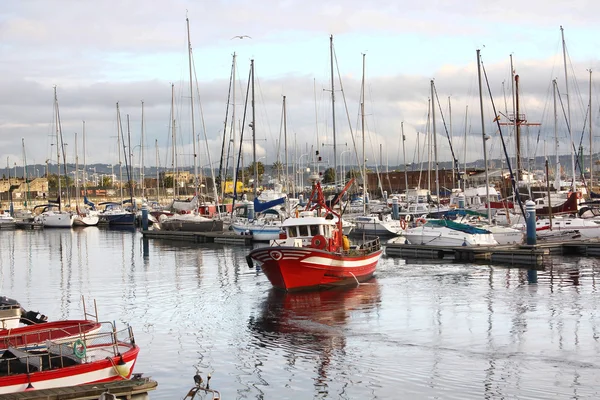 Рыбацкие лодки пришвартованы в порту — стоковое фото