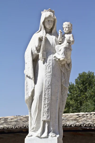 Eski mezarlık Meryem Ana heykeli — Stok fotoğraf