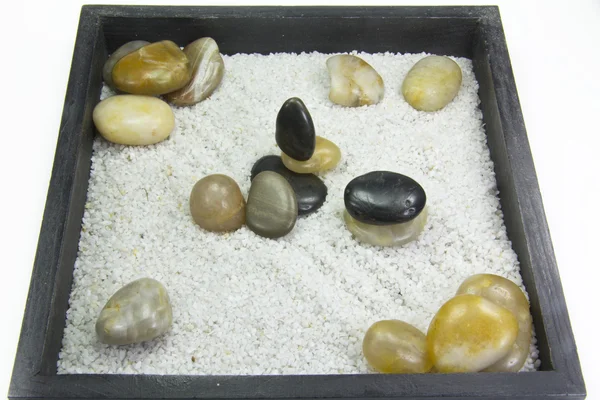 Сад дзен зі скелями та білим піском — стокове фото