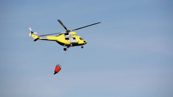 Yangın söndürme helikopterleri yangın dağ — Stok fotoğraf