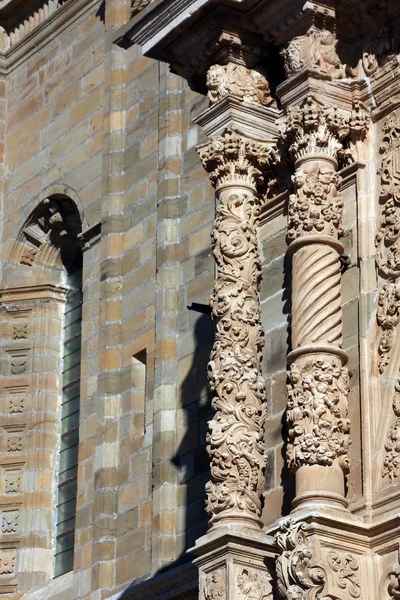 Detaljer för den berömda katolska katedralen i astorga, spain — Stockfoto