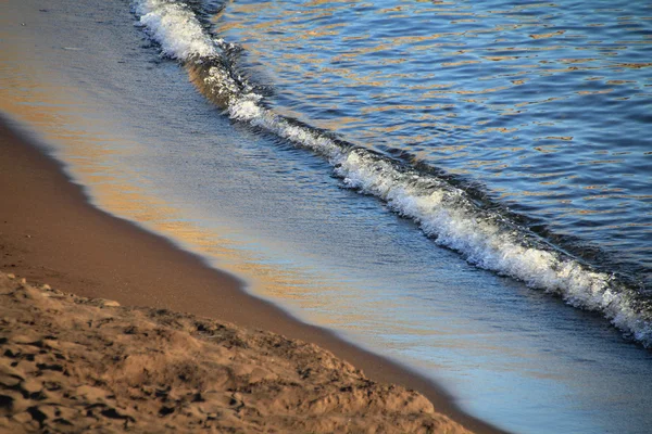 Playa de arena y aguas tranquilas —  Fotos de Stock