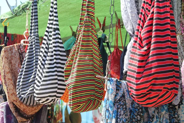 Stofftaschen mit hellen Farben und Streifen — Stockfoto