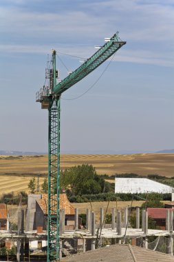 arka planda gökyüzü İnşaat vinçleri