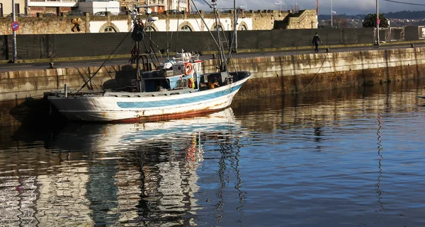 Barcos pesqueros amarrados en el puerto — Foto de Stock
