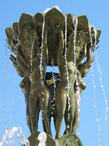 与裸女雕像喷泉 — 图库照片