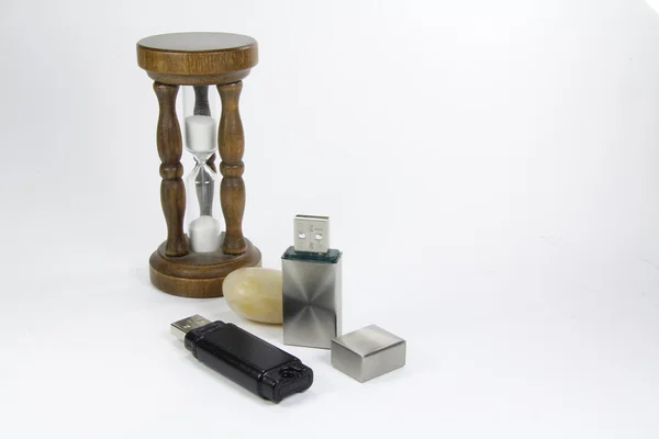 Песочные часы и USB флэш-накопители — стоковое фото