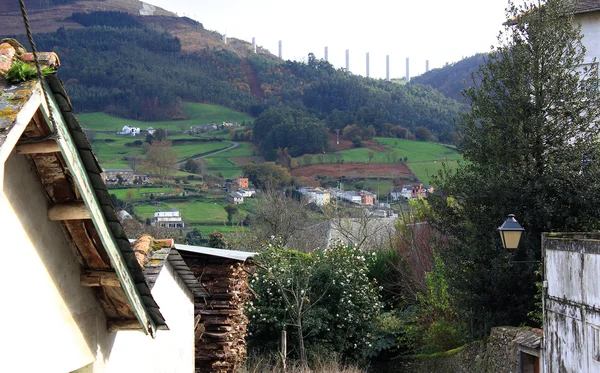Piccola città sulle montagne della Galizia (MondoLiguedo, Spagna ) — Foto Stock