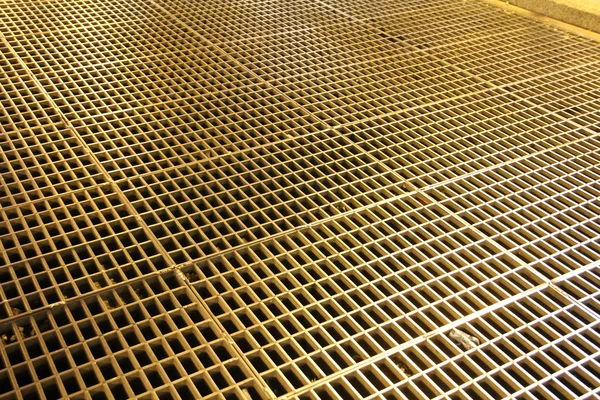 Железная решетка на полу — стоковое фото