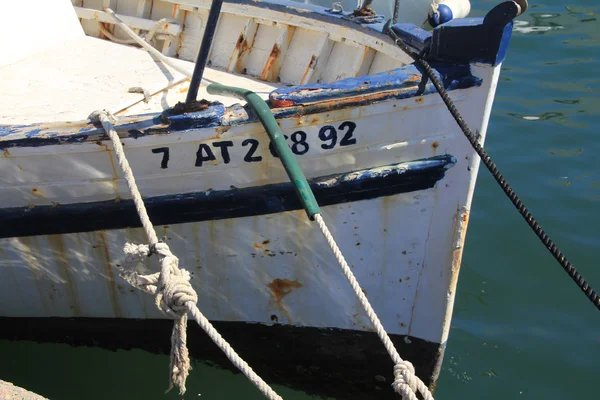 Barco amarrado en el puerto con agua clara —  Fotos de Stock