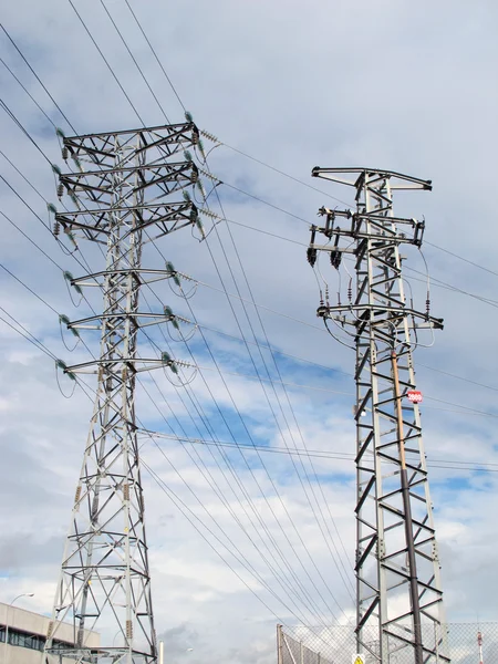 Tårn med strømledning – stockfoto