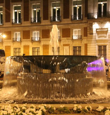 gece fontain puerta del sol madrid İspanya