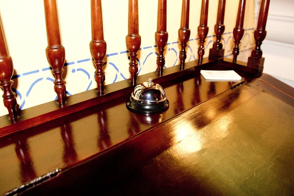 Varování bell na hotelové recepci — Stock fotografie