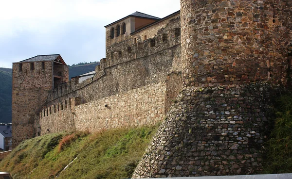 Middeleeuws kasteel van de Tempeliers van jaar 1178 in ponferrada, Spanje — Stockfoto