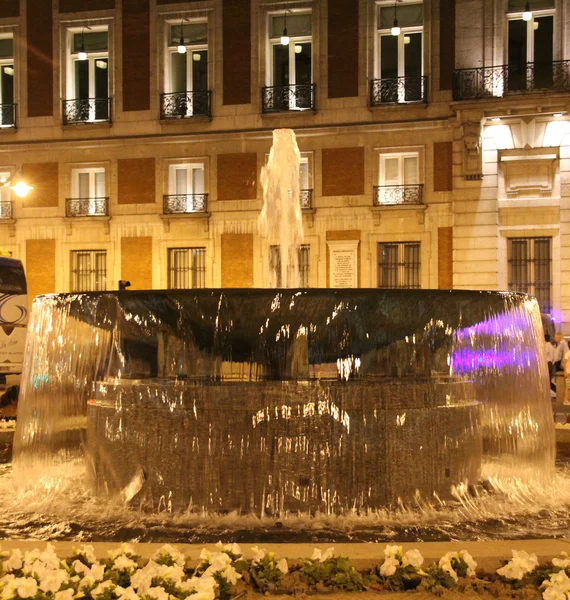 Fonte noturna da Puerta del Sol Madrid Espanha — Fotografia de Stock
