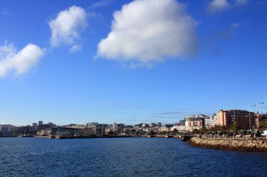 Ciudad de (la coruña,españa) desde el paseo maritimo