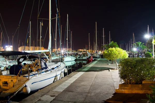 Sailboats in the harbor at night — Stock Photo, Image