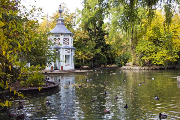 Sturz in einen See mit Marmortempel — Stockfoto