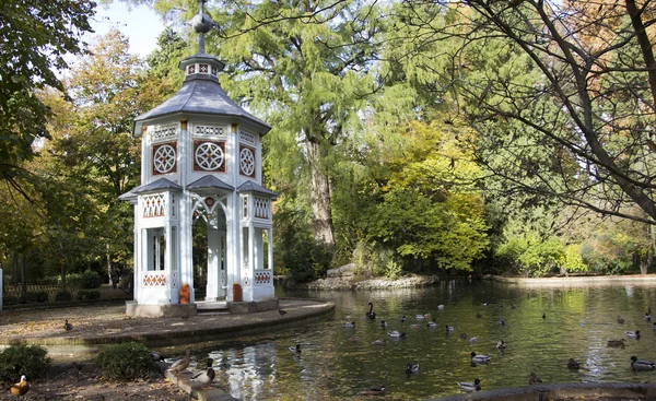 Sturz in einen See mit Marmortempel — Stockfoto