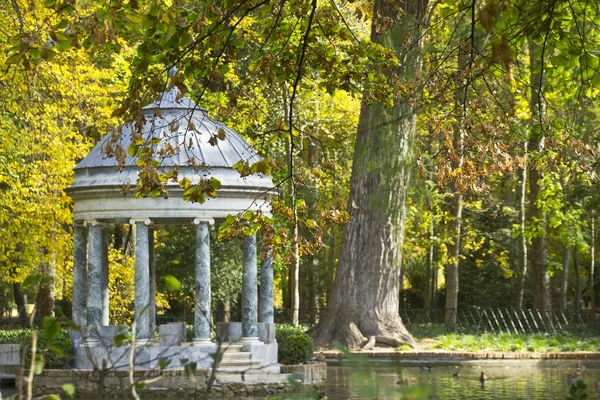 Queda em um lago com templo de mármore — Fotografia de Stock