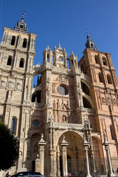 Λεπτομέρειες του διάσημου καθολικού καθεδρικού ναού σε astorga, Ισπανία — Φωτογραφία Αρχείου