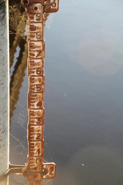 Hoogte meetsysteem in oude dam water — Stockfoto