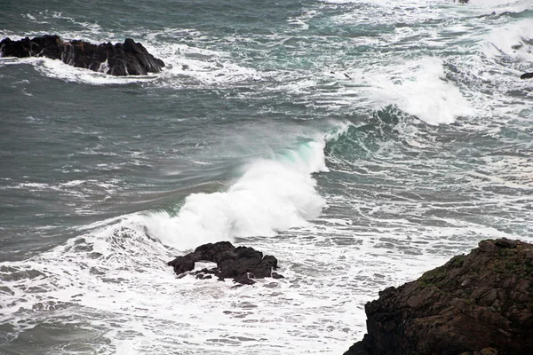 波浪对海岸与力量 — 图库照片