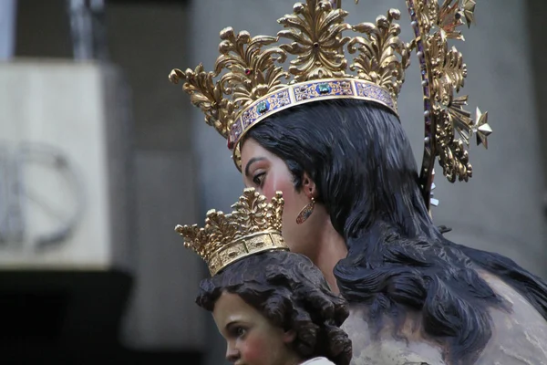 Figura de la Virgen en procesión —  Fotos de Stock
