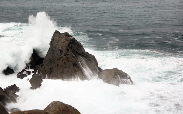 Wellen an der Küste mit Wucht — Stockfoto