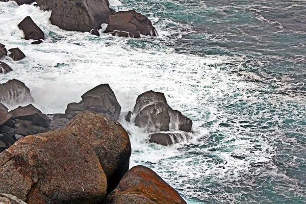 Ondas na costa com força — Fotografia de Stock