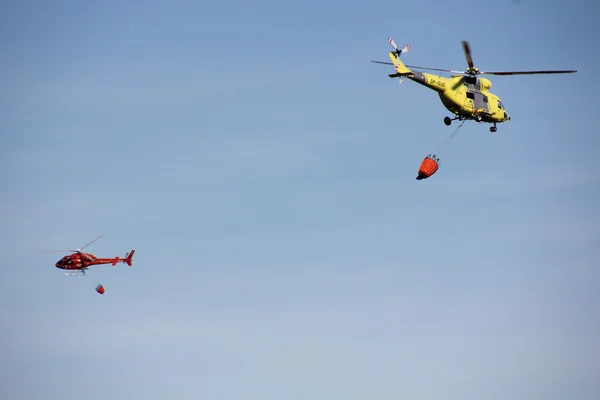 Helicópteros contra incendios fuego en la montaña —  Fotos de Stock