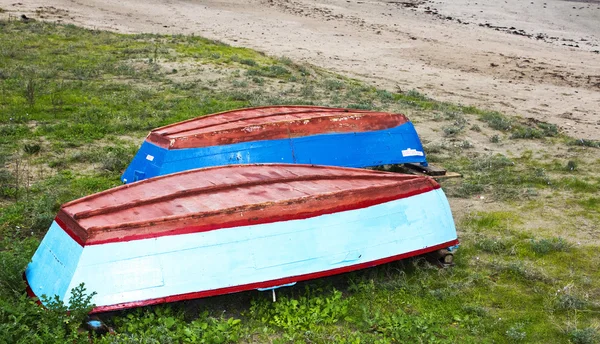Piccola barca da pesca sulla spiaggia — Foto Stock