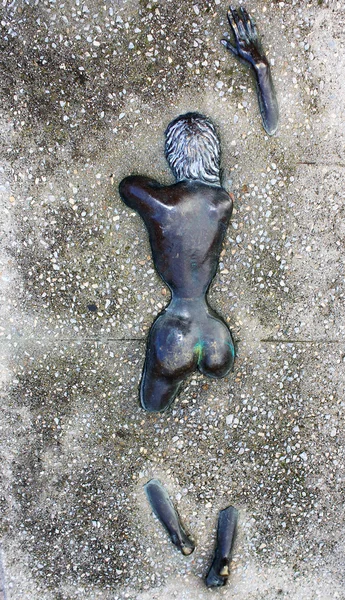 Skulptur aus Bronze und Beton verdeckt nacktes Paar — Stockfoto