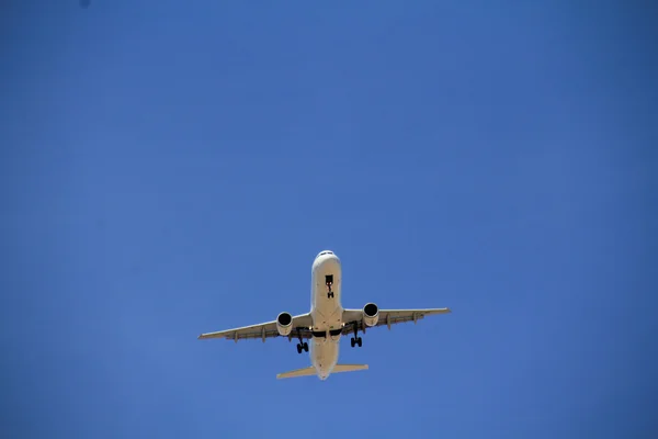 Samolot na podejścia i lądowania fazy — Zdjęcie stockowe