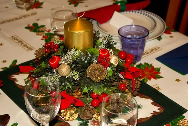 Tisch für Weihnachtsessen zubereitet — Stockfoto
