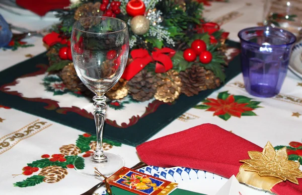 Tisch für Weihnachtsessen zubereitet — Stockfoto