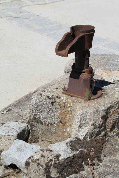 Demir ve taş antik kaynak — Stok fotoğraf