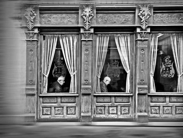 Idosos nas janelas de um casino antigo — Fotografia de Stock